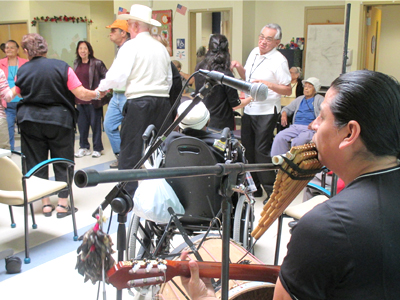 Personas de la tercera edad bailan al ritmo de música en vivo en el Center for Elders’ Independence en Oakland. Sus historias son una prue¬ba de que la comunidad y la actividad renuevan la energía de la vida.